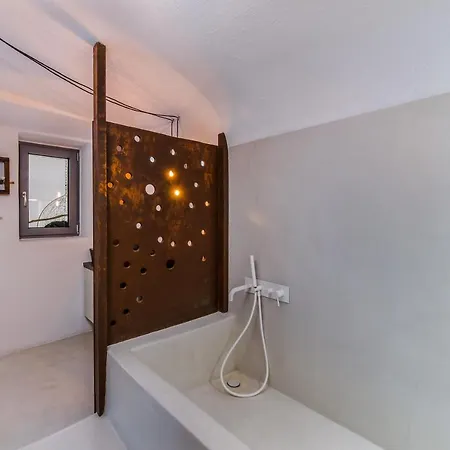 Solstice Luxury Oia (Santorini)